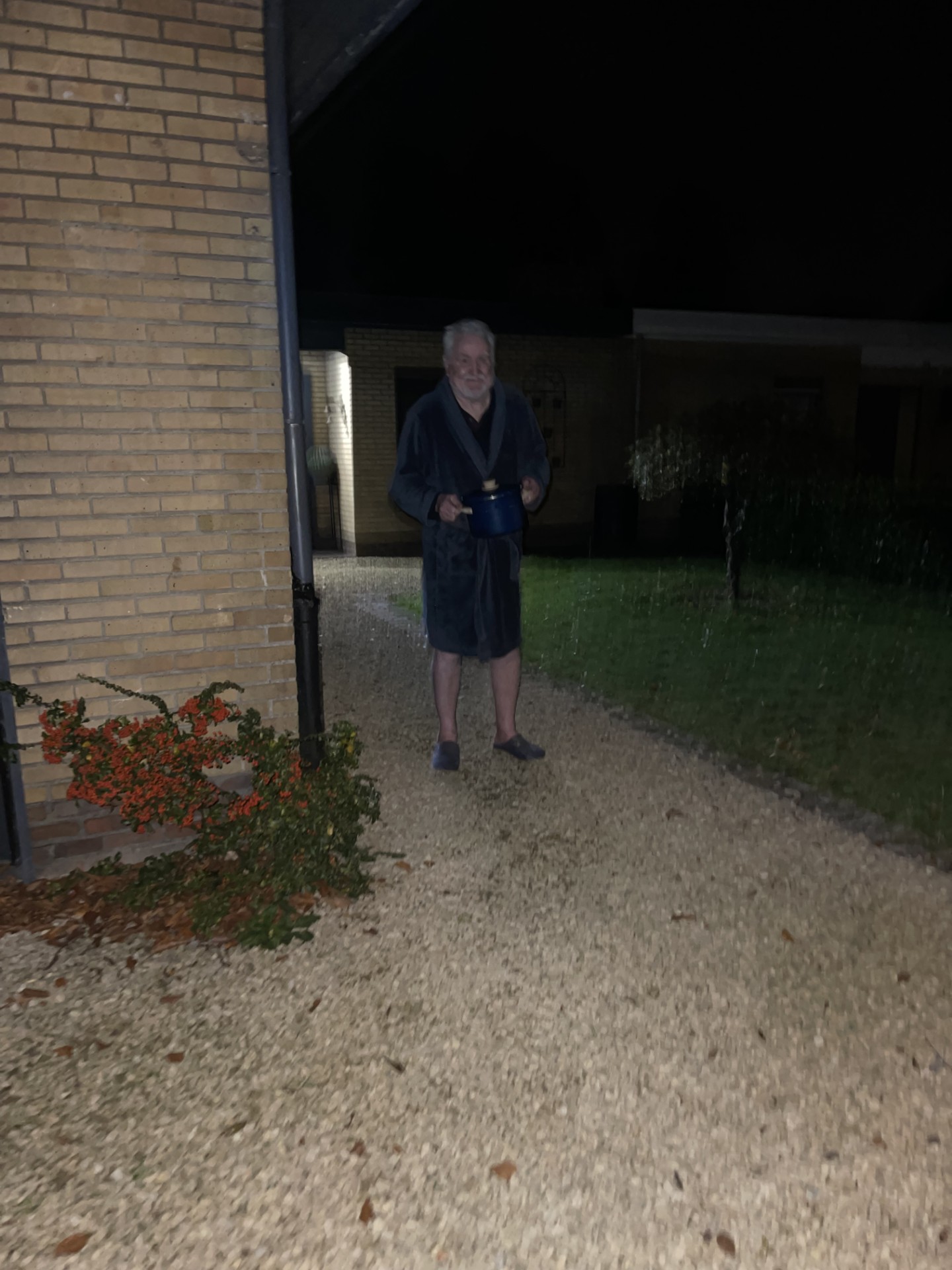 Ivan staat op zijn oprit met een heerlijke pot hutsepot, speciaal gemaakt voor zijn klanten (gezinsleden)
